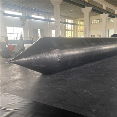 Docking -schepen die de pneumatische mariene rubberen airbag hebben leeggemaakt